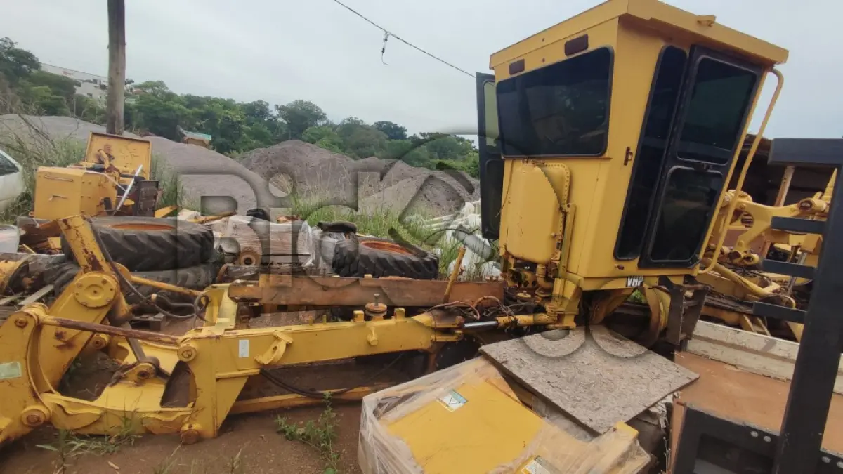 LOTE 016 - MOTONIVELADORA Caterpillar VHP