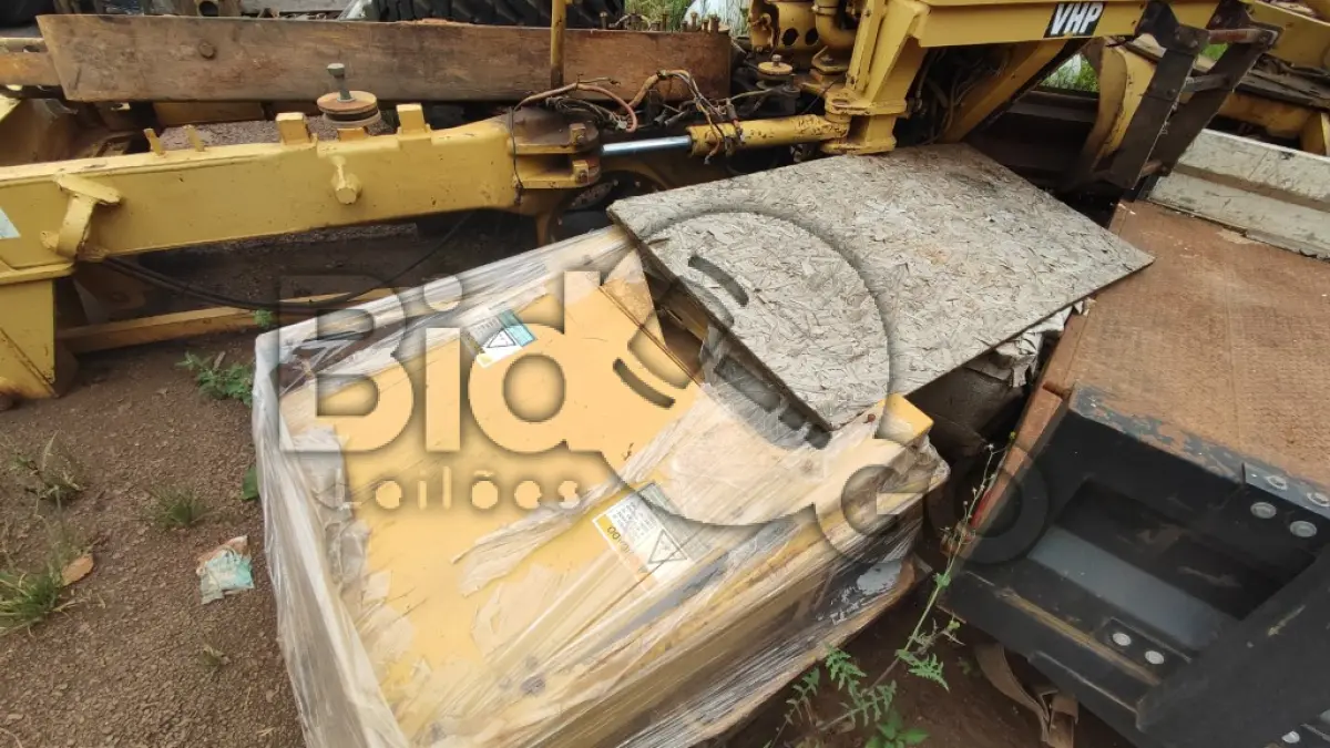 LOTE 016 - MOTONIVELADORA Caterpillar VHP