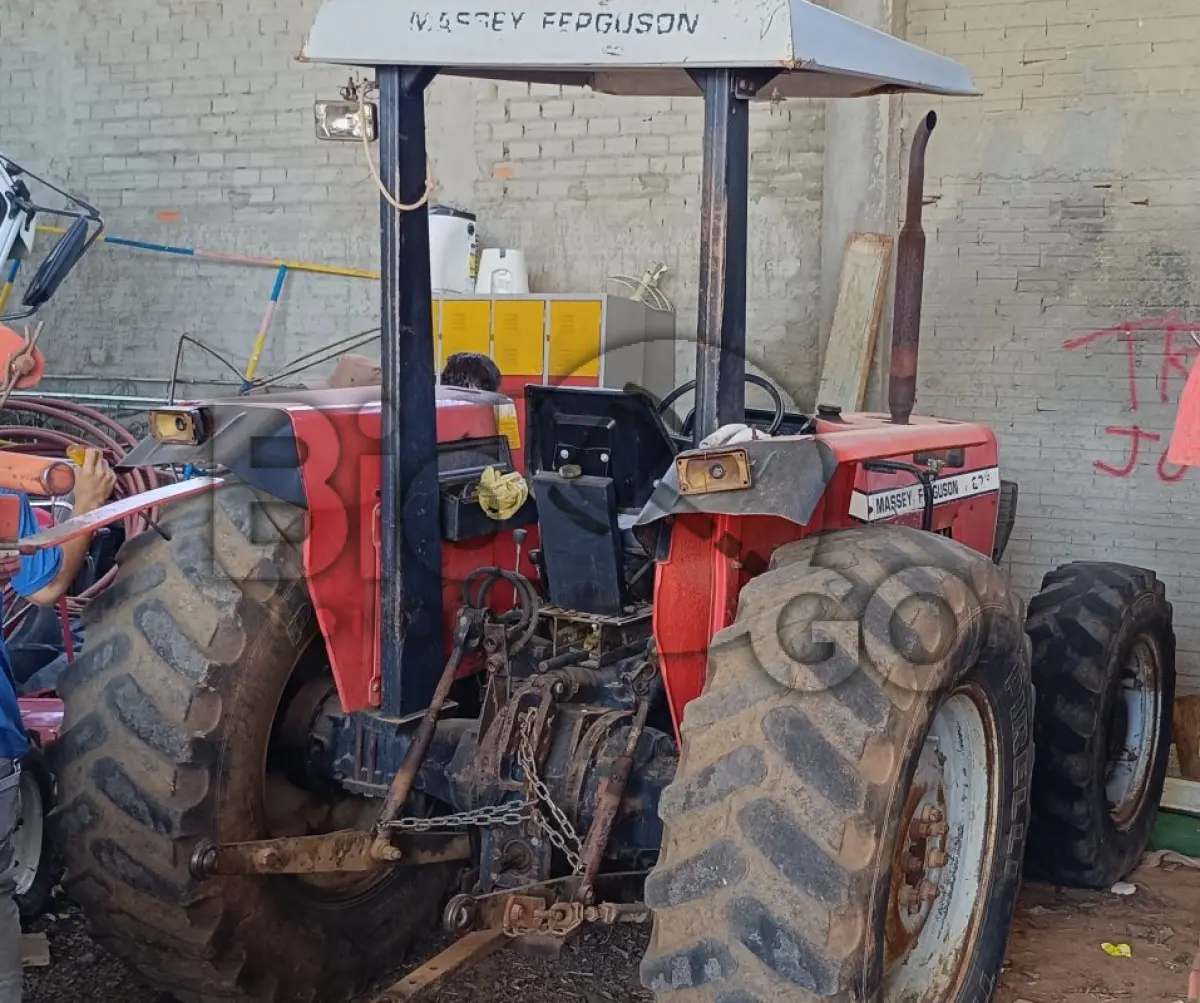LOTE 012 - TRATOR MASSEY FERGUNSON 275