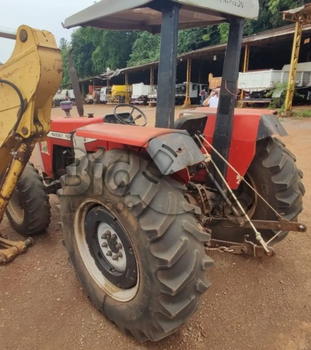 LOTE 012 - TRATOR Massey Ferguson 275