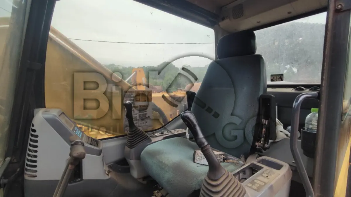 LOTE 018 - ESCAVADEIRA hidráulica Komatsu