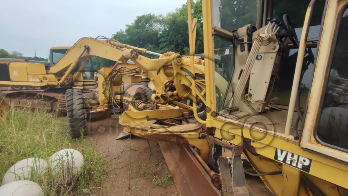 LOTE 016 - MOTONIVELADORA Caterpillar VHP