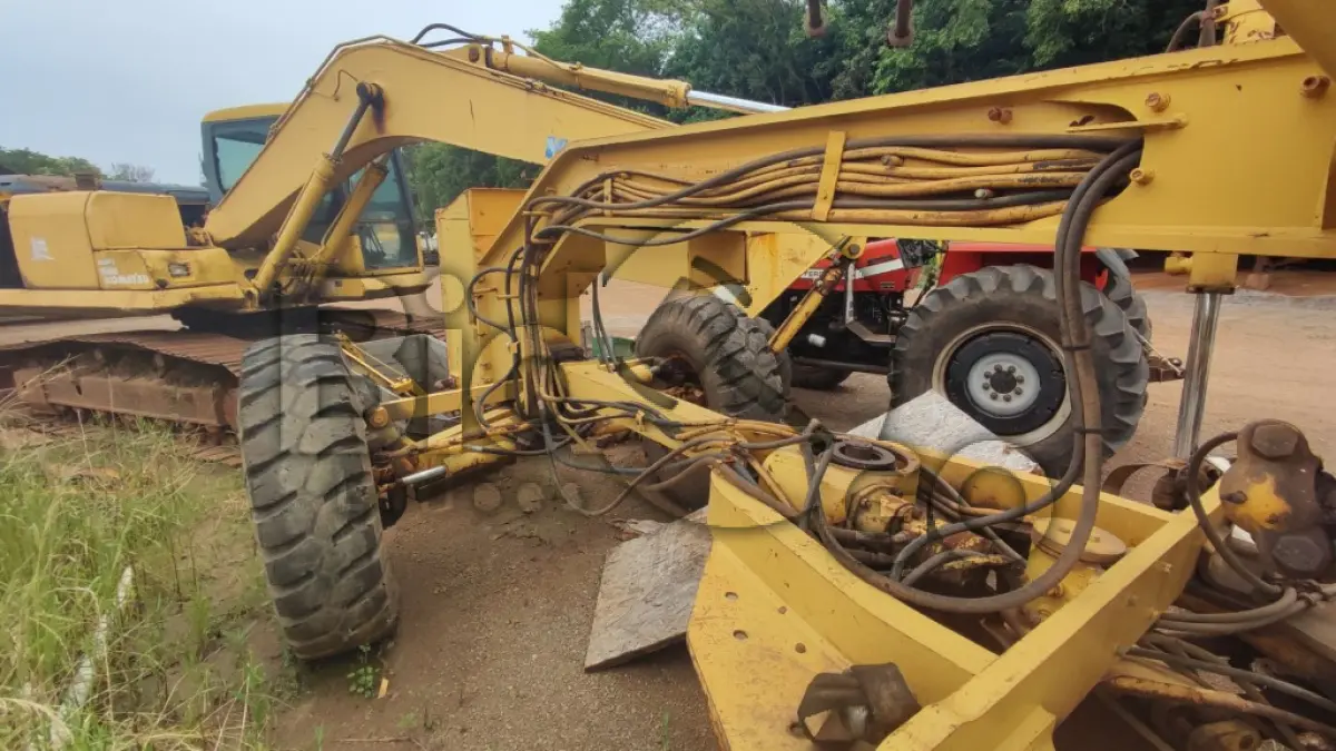 LOTE 016 - MOTONIVELADORA Caterpillar VHP