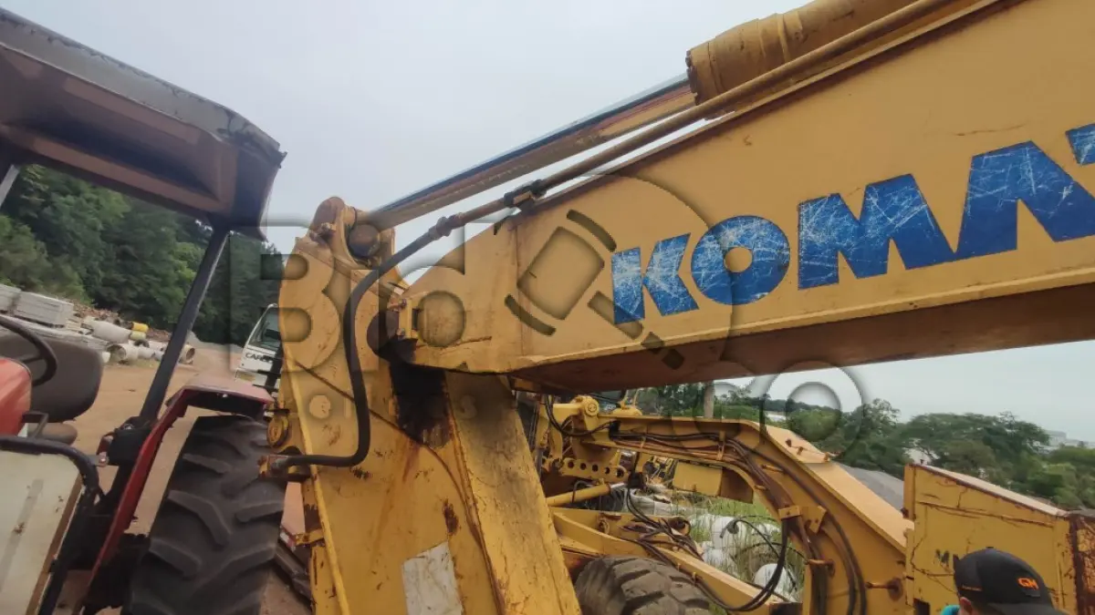LOTE 018 - ESCAVADEIRA hidráulica Komatsu