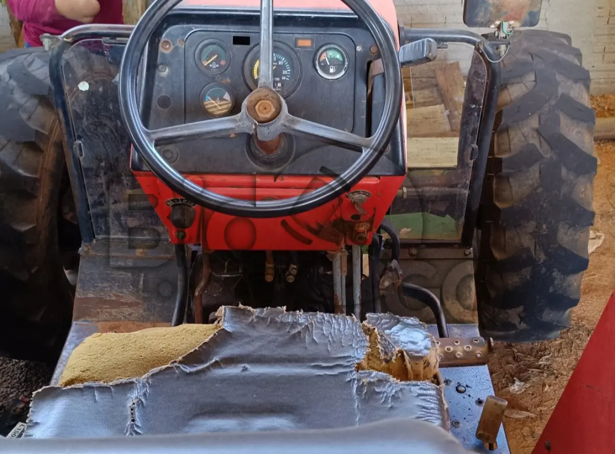 LOTE 012 - TRATOR MASSEY FERGUNSON 275