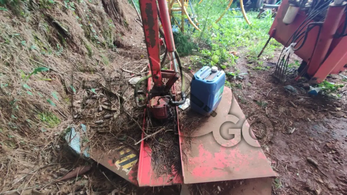 LOTE 013 - ROÇADEIRA Articulada Hidráulica Lavrale JD-6000