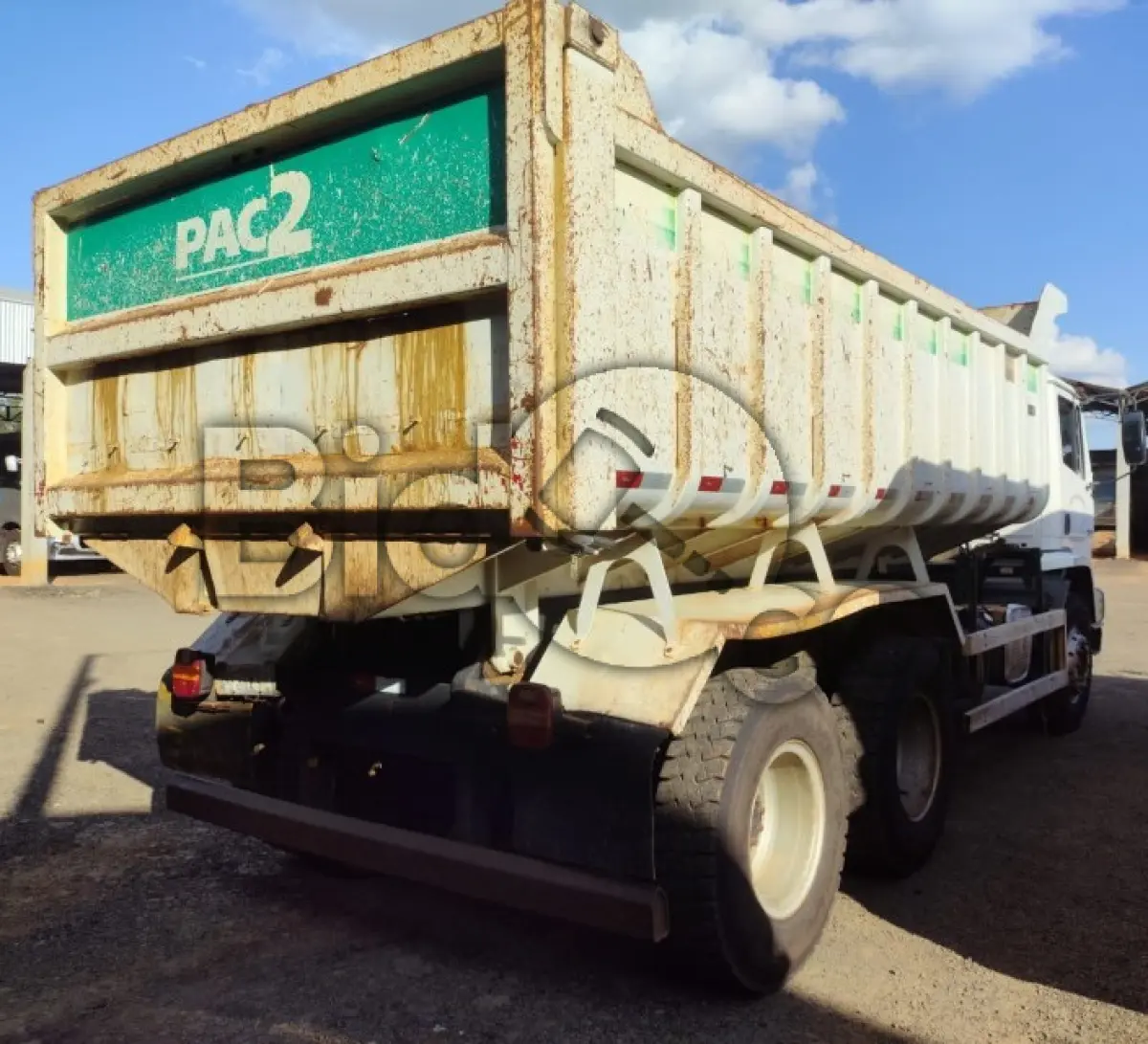 LOTE 013 - CAMINHÃO BASCULANTE M.BENZ/ATRON 2729 K 6X4