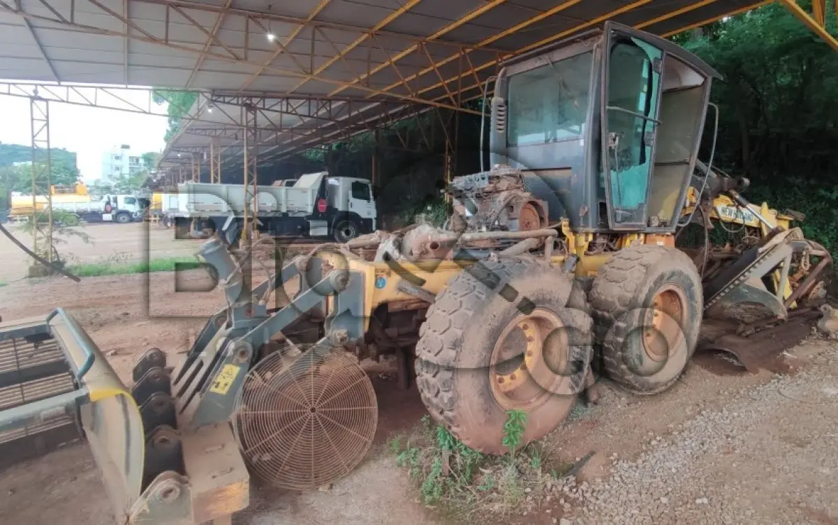 LOTE 017 - MOTONIVELADORA New Holland