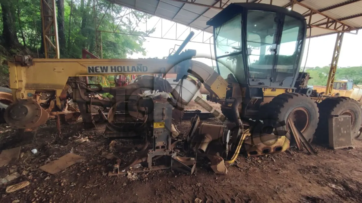 LOTE 017 - MOTONIVELADORA New Holland