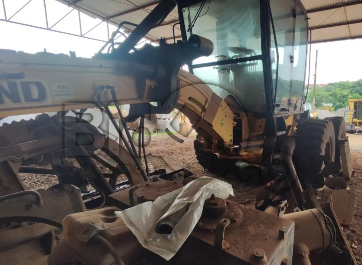 LOTE 017 - MOTONIVELADORA New Holland