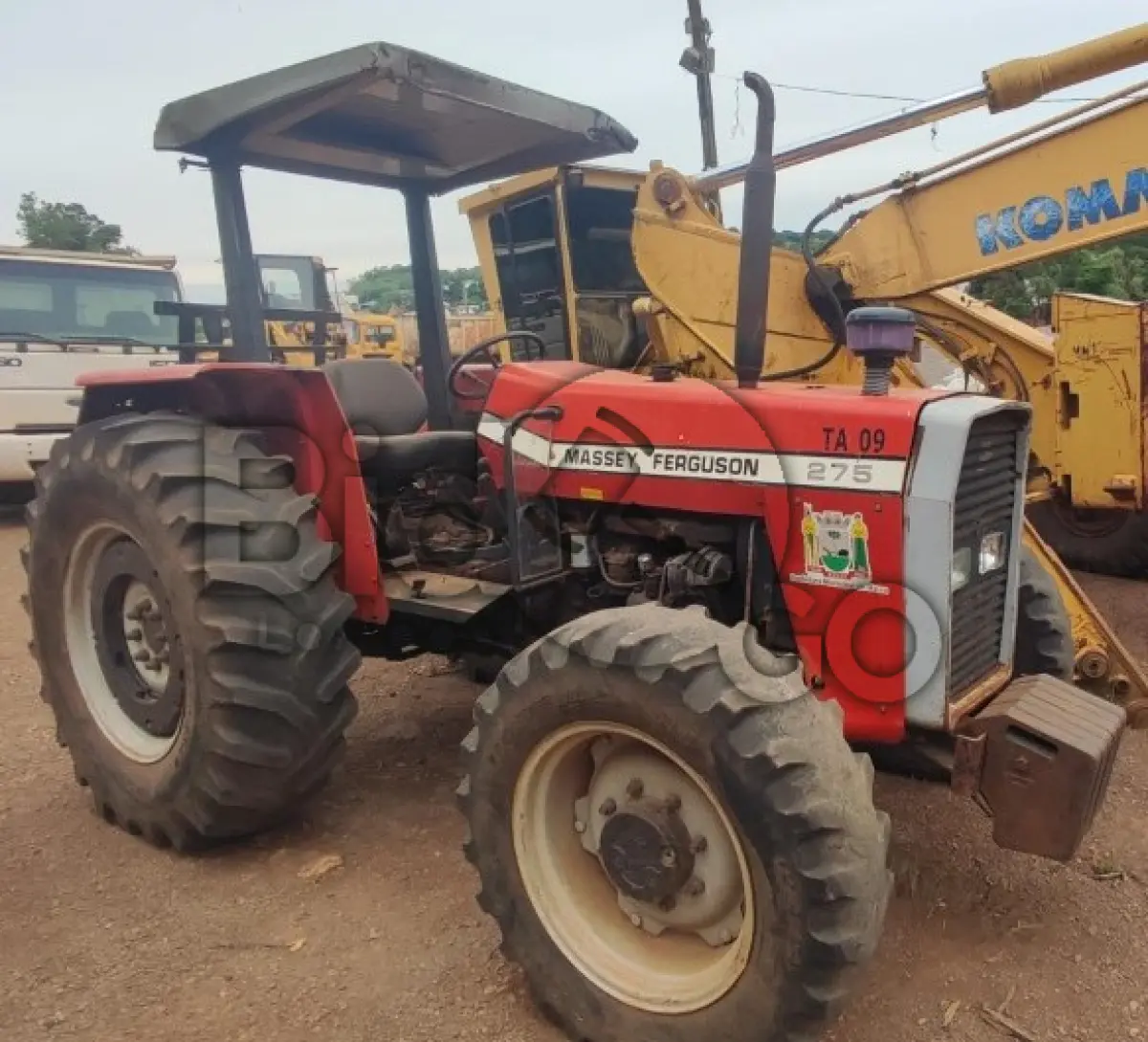 LOTE 012 - TRATOR Massey Ferguson 275