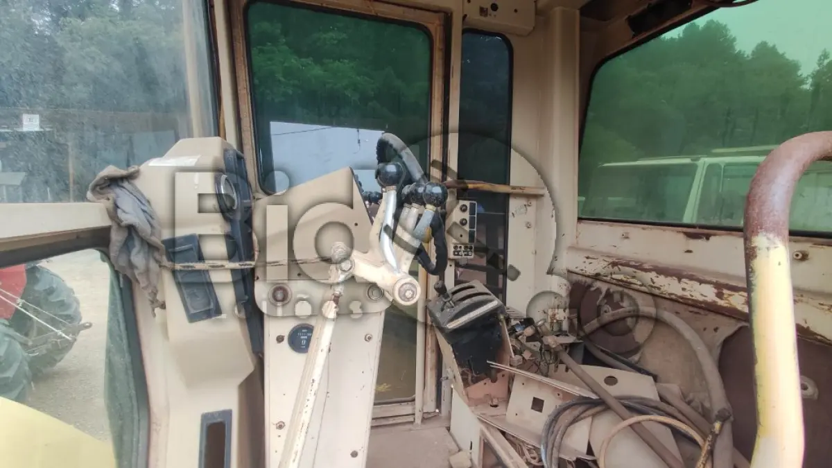 LOTE 016 - MOTONIVELADORA Caterpillar VHP