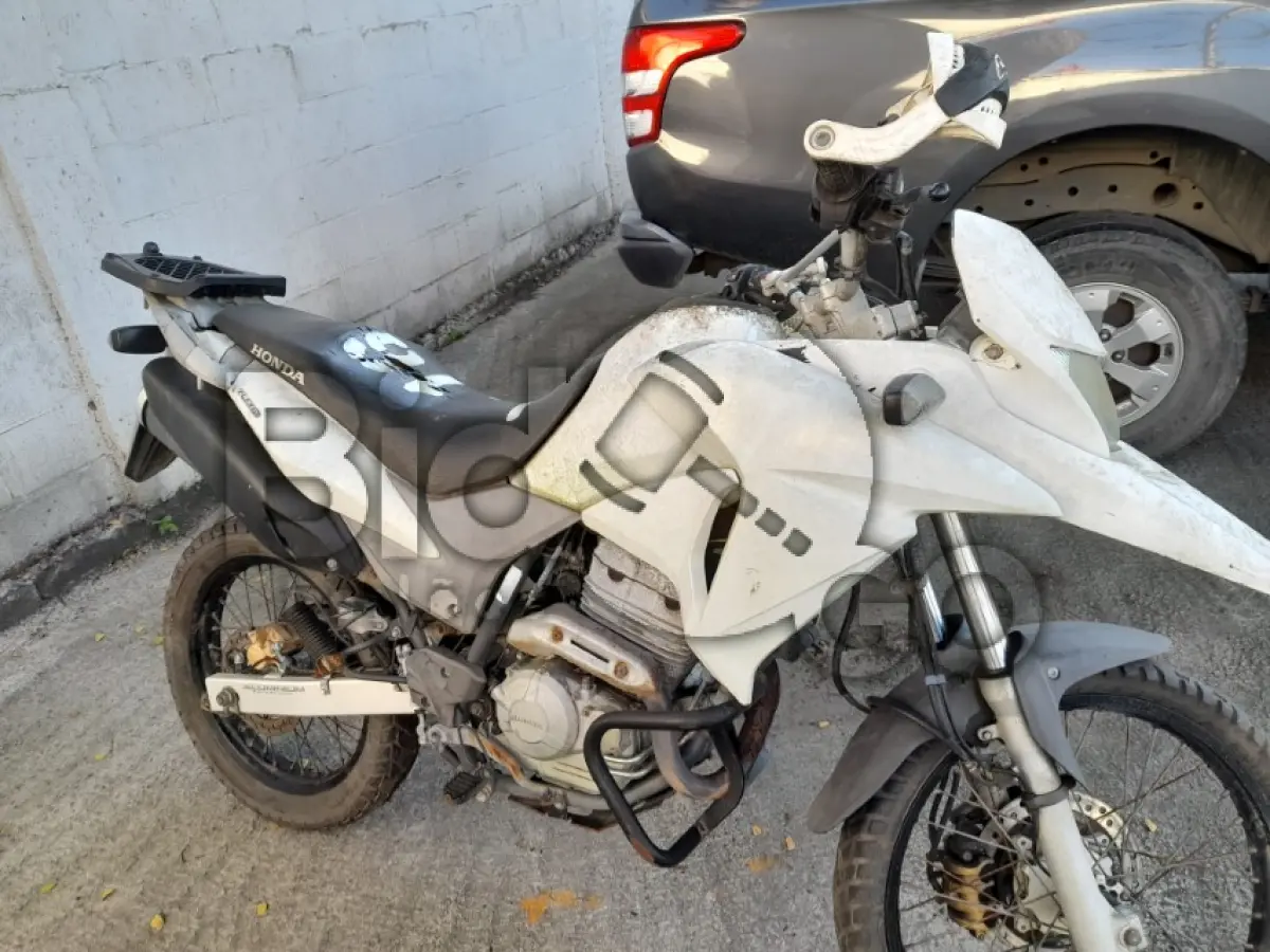 LOTE 016 - HONDA/XRE 300 (MOTOR INCOMPLETO), FAB/MOD: 2016/2016