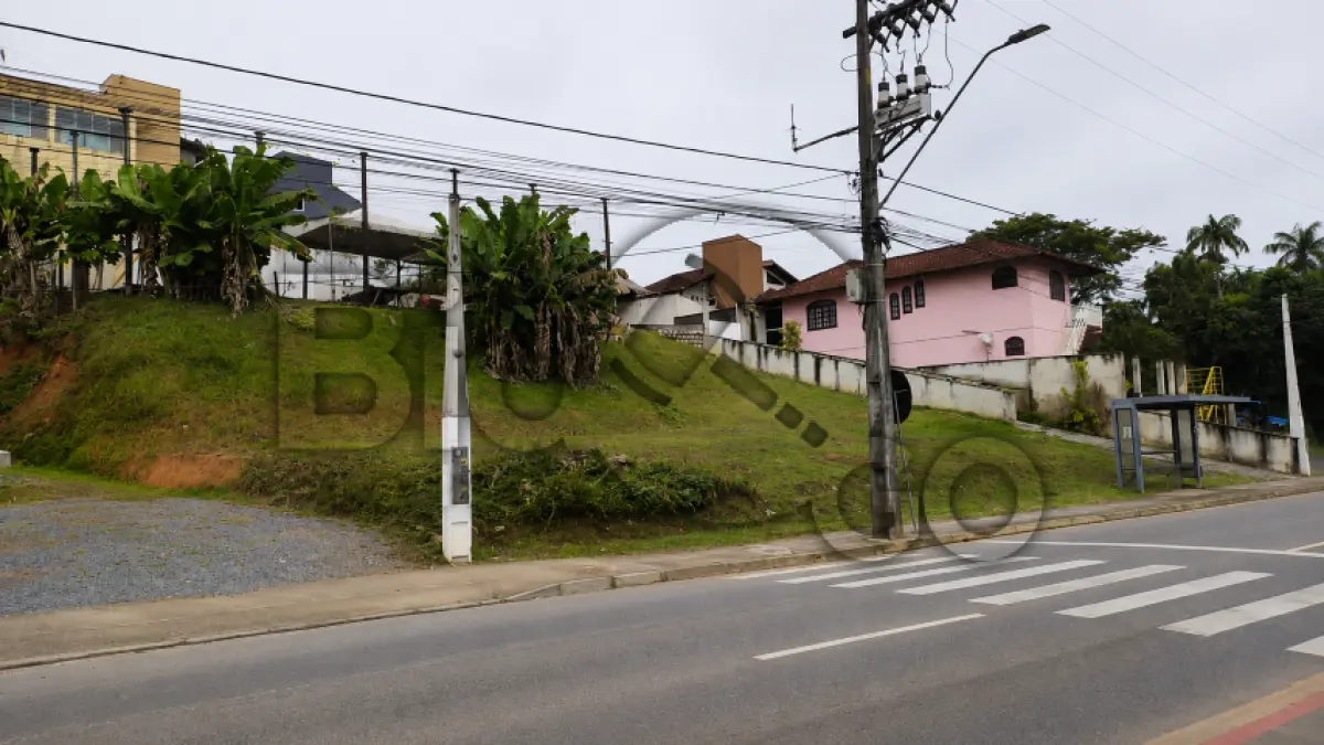 LOTE 009 - Imóvel situado na Rua Leopoldo Beninca, S/N - Bairro Vila Nova, Joinville /SC - Terreno com área de 511,12m², sem benfeitorias.