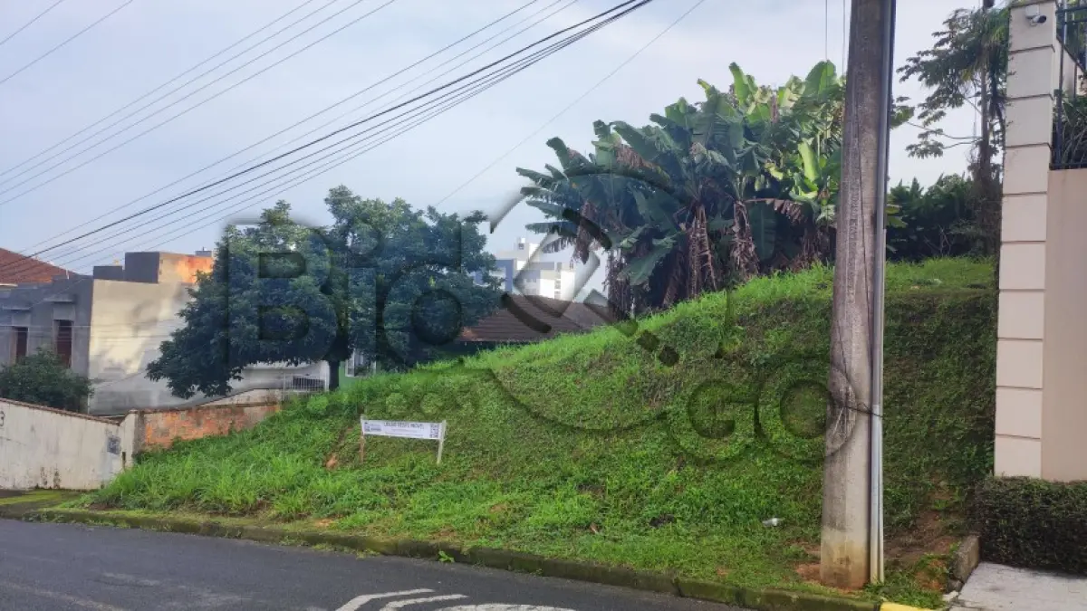 LOTE 008 - Imóvel situado na Rua Ouro Verde, S/N - Bairro Saguaçu, Joinville / SC -Terreno com área de 450,19m², sem benfeitorias.
