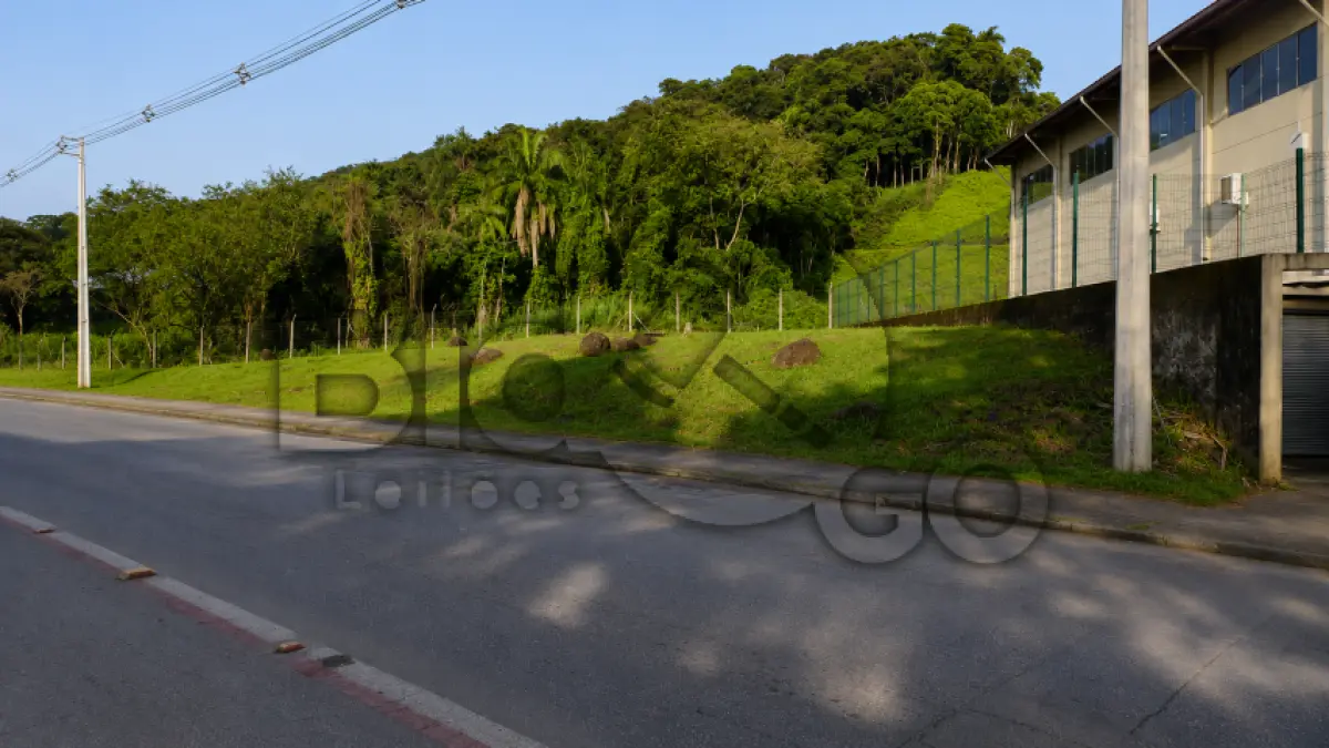 LOTE 011 - Imóvel situado na Rua Tuiuti, S/N - Bairro Zona Industrial Norte, Joinville /SC - Terreno com área de 750,34m², sem benfeitorias.