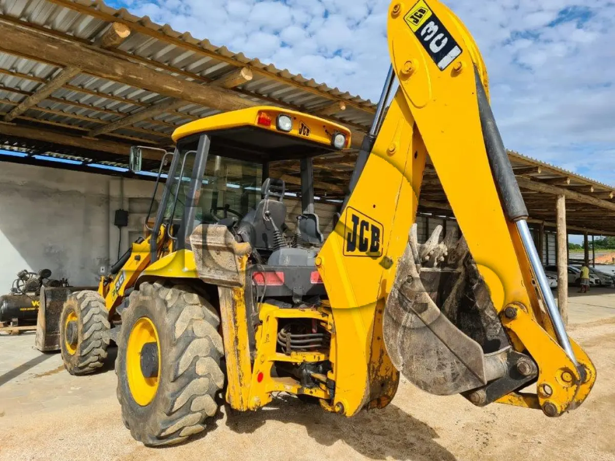 LOTE 013 - Retroescavadeira JCB 3C, Ano 2011