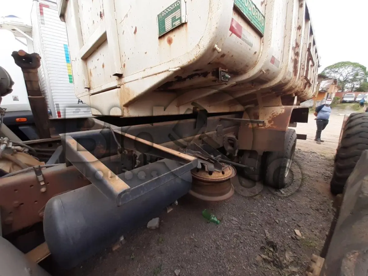 LOTE 024 - CAMINHÃO FORD/CARGO 2428 E Ano/modelo: 2010/2011