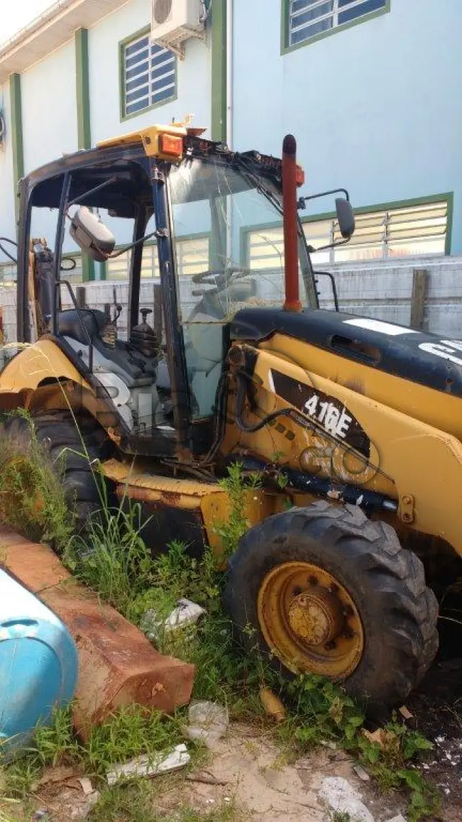 LOTE 012 - Retroescavadeira Caterpillar, ano 2014