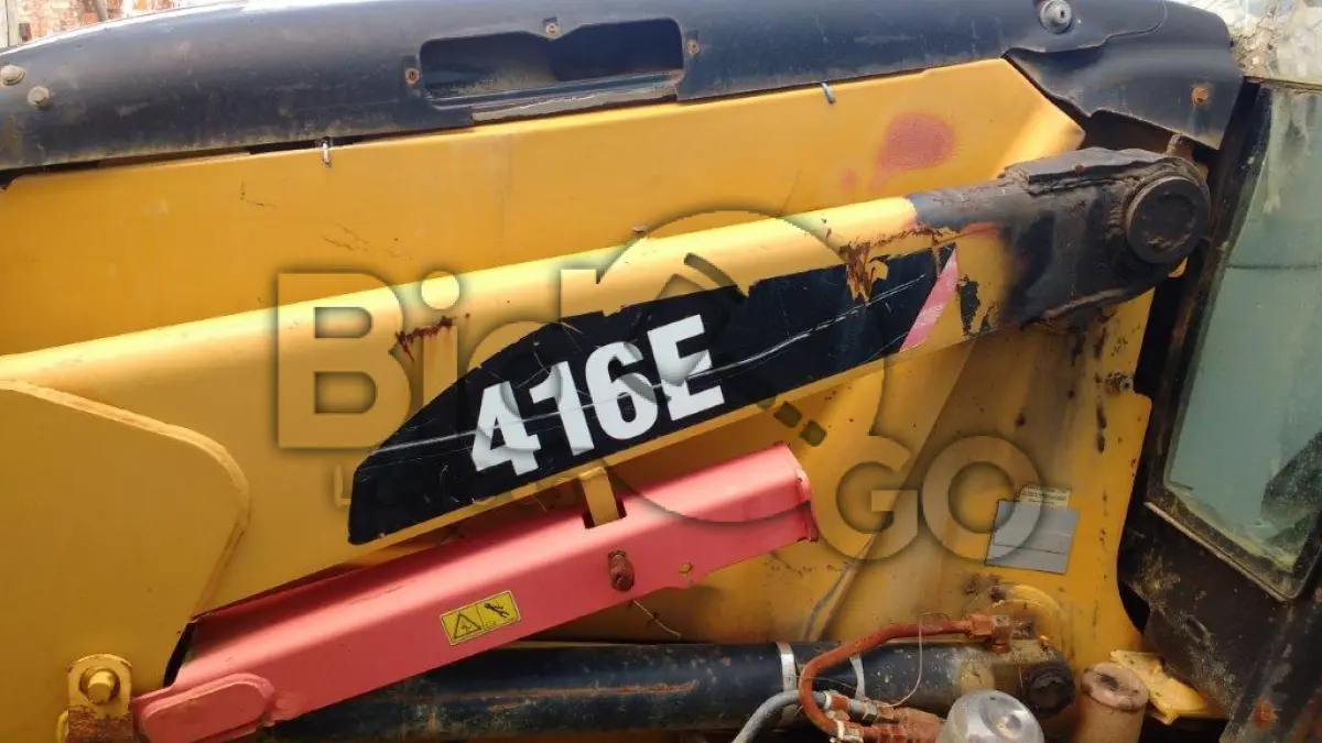 LOTE 012 - Retroescavadeira Caterpillar, ano 2014