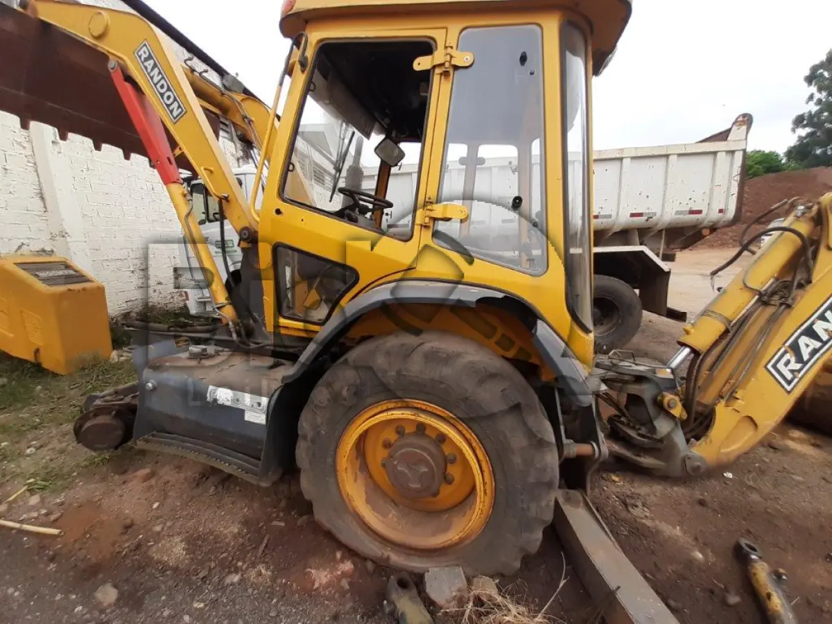 LOTE 021 - RETROESCAVADEIRA RANDON Ano/modelo: 2011/2011