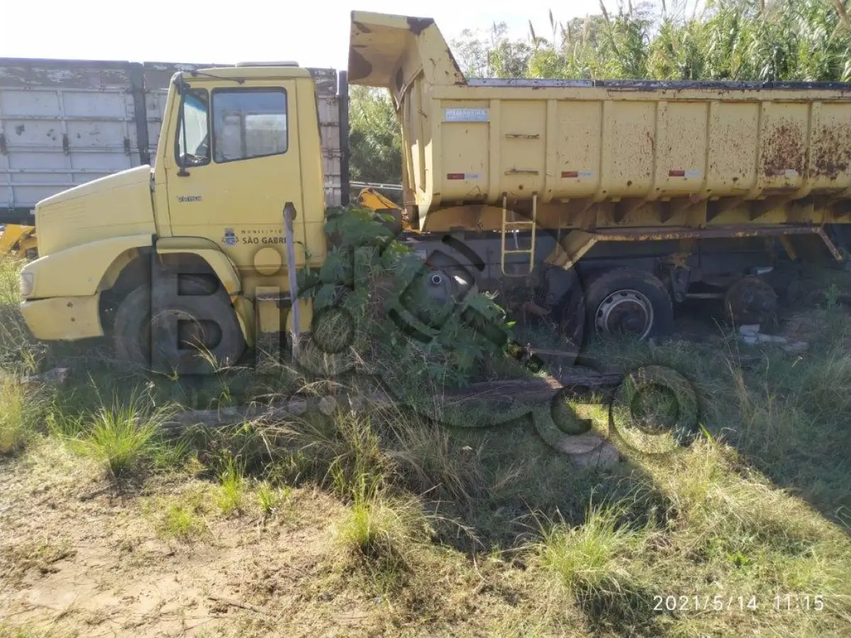 LOTE 017 - CAMINHÃO BASCULANTE M. BENS/L 1620 TRUCK, ANO 2010