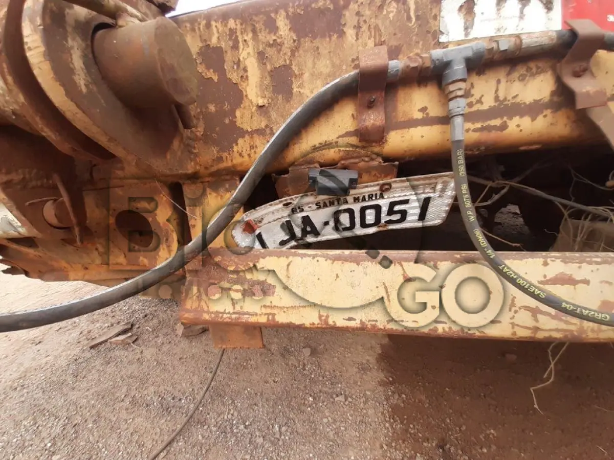 LOTE 038 - SEMI-REBOQUE PRANCHA RANDON SR CT PL Ano/modelo: 1999/1999