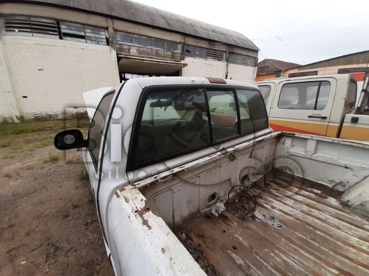 LOTE 006 - CAMINHONETE GM/S10 2.2 S Ano/modelo: 1999/2000