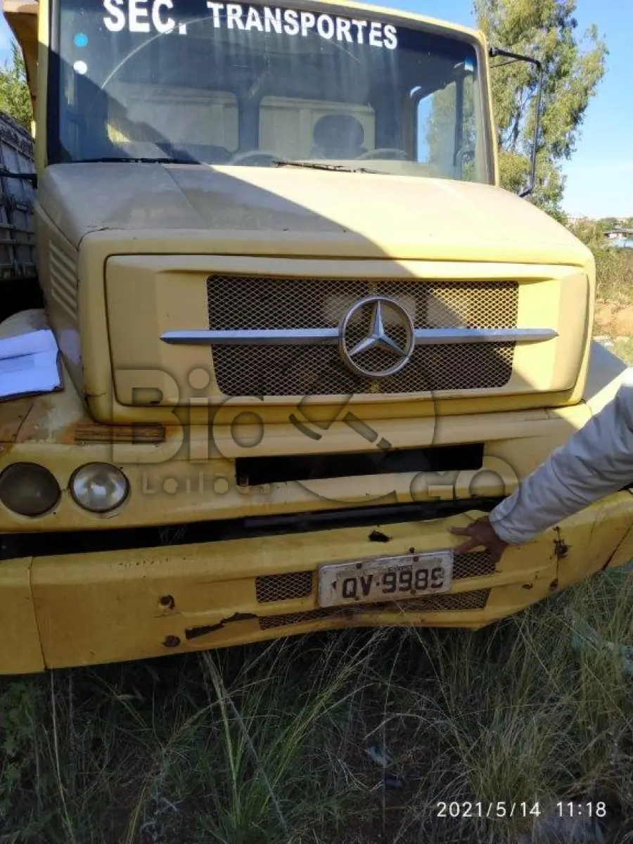 LOTE 017 - CAMINHÃO BASCULANTE M. BENS/L 1620 TRUCK, ANO 2010