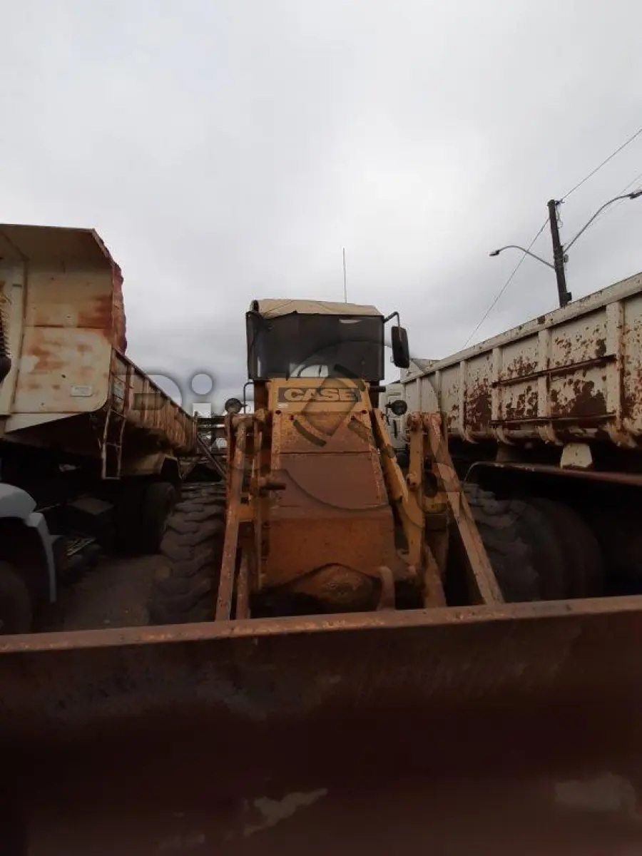 LOTE 017 - CARREGADEIRA CASE (SEM MOTOR)