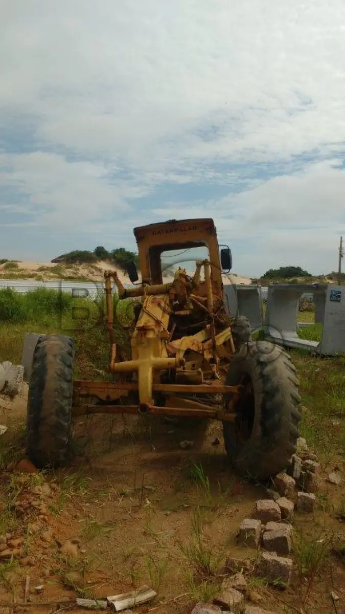 LOTE 011 - Motoniveladora 120b, ano 1986