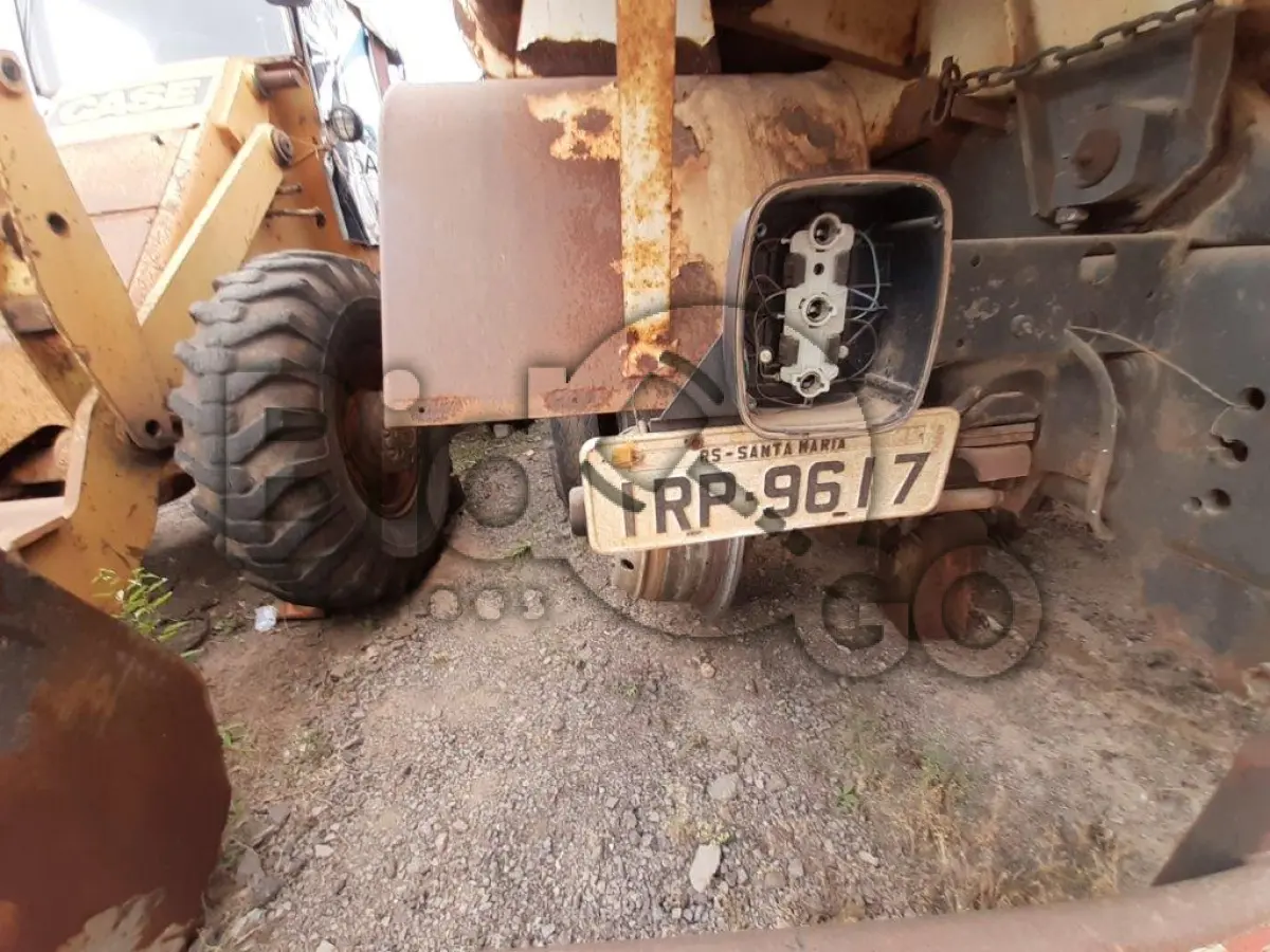 LOTE 017 - CARREGADEIRA CASE (SEM MOTOR)