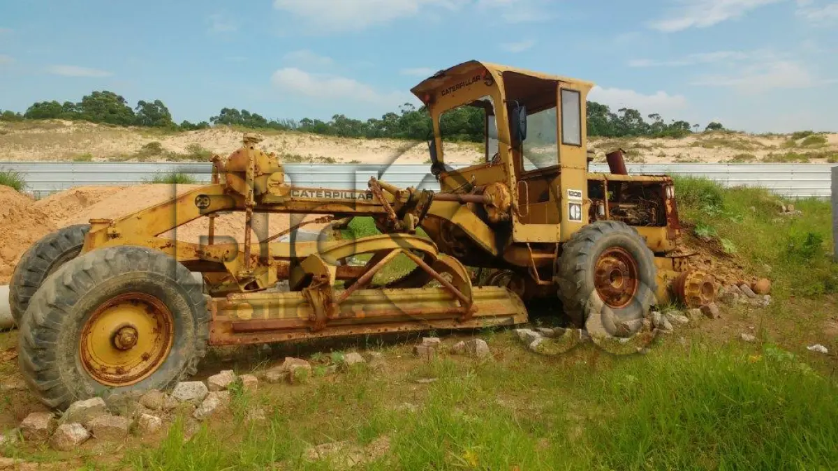 LOTE 011 - Motoniveladora 120b, ano 1986