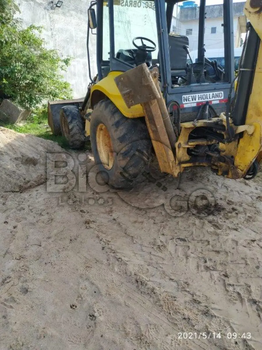 LOTE 018 - RETRO ESCAVADEIRA, MARCA NEW HOLLAND 4X4