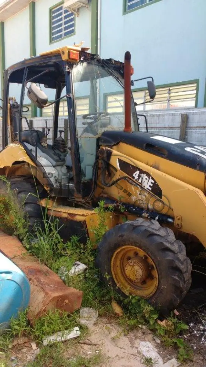 LOTE 012 - Retroescavadeira Caterpillar, ano 2014