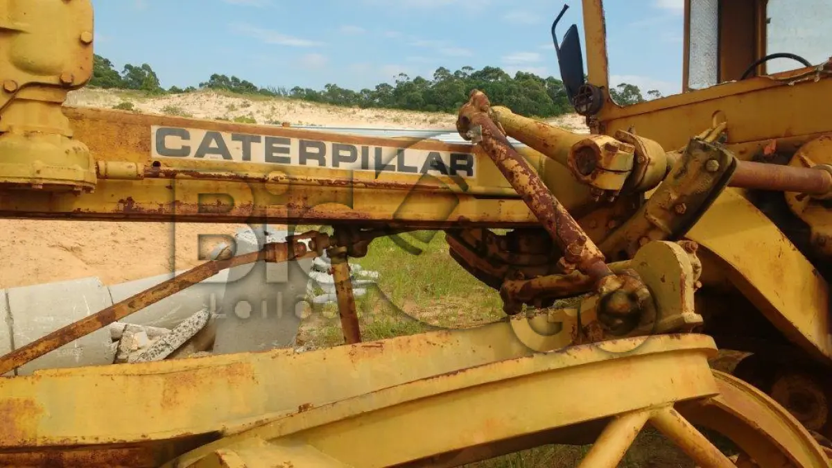 LOTE 011 - Motoniveladora 120b, ano 1986