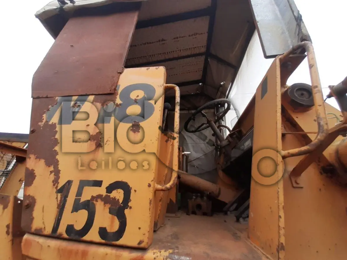 LOTE 017 - CARREGADEIRA CASE (SEM MOTOR)