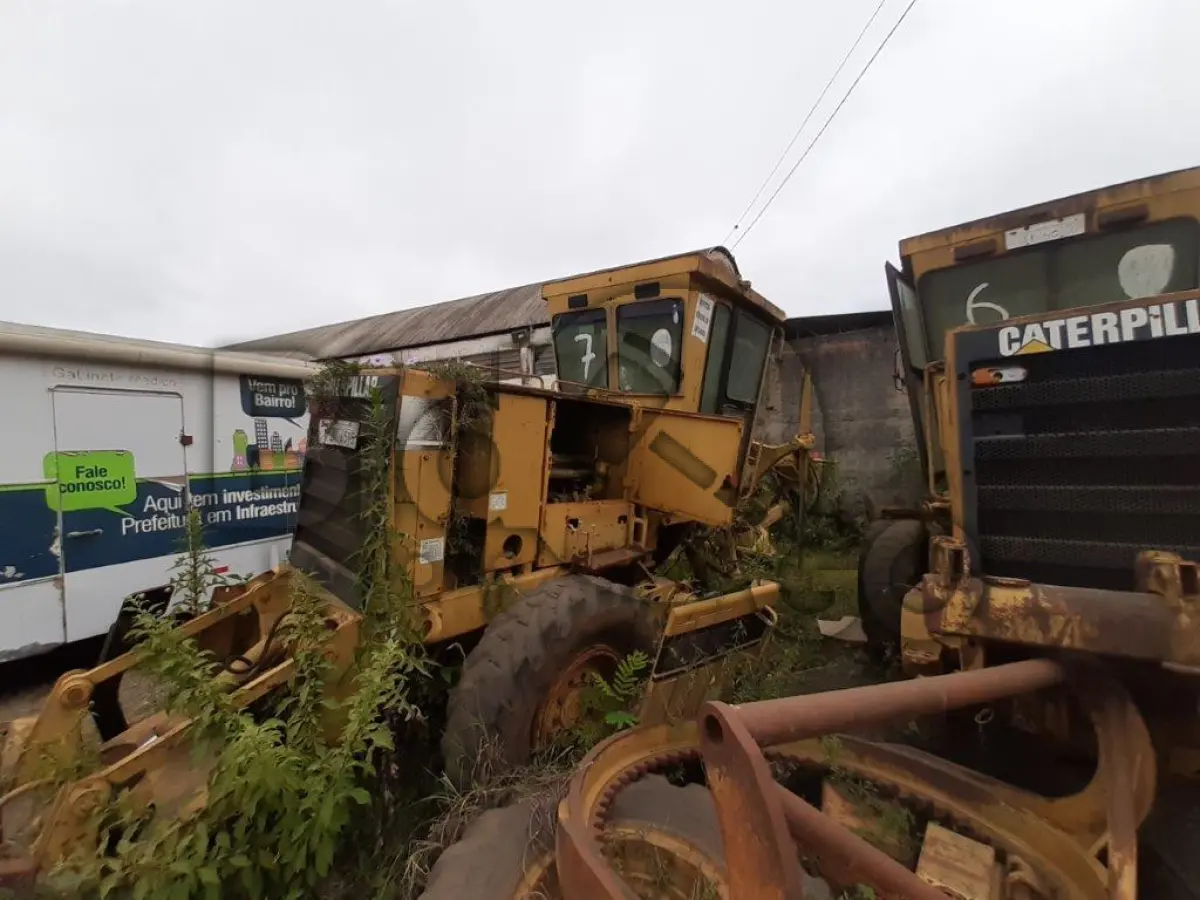 LOTE 013 - MOTONIVELADORA CATERPILLAR Ano/modelo: 1999/1999