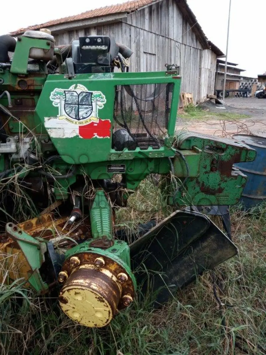 LOTE 009 - SUCATA DE TRATOR JOHN DEERE
