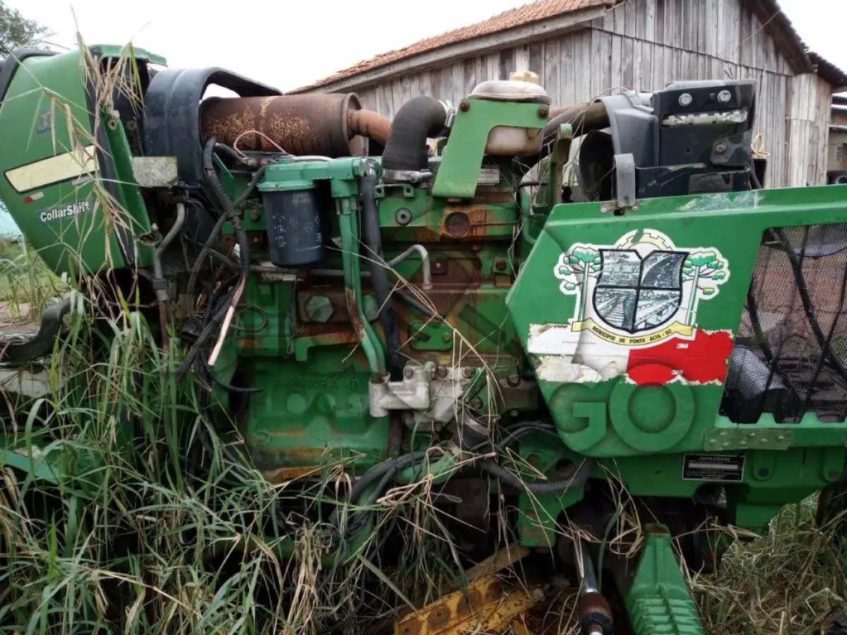 LOTE 009 - SUCATA DE TRATOR JOHN DEERE