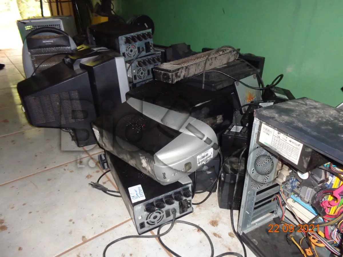 LOTE 021 - MOBILIÁRIO MISTO COM ELETRÔNICOS E SUCATAS DE METAL