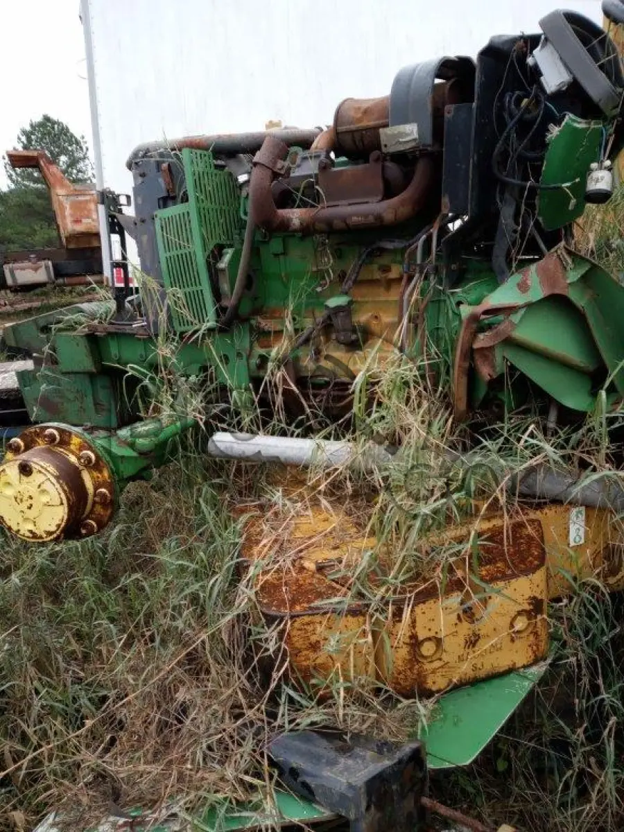 LOTE 009 - SUCATA DE TRATOR JOHN DEERE