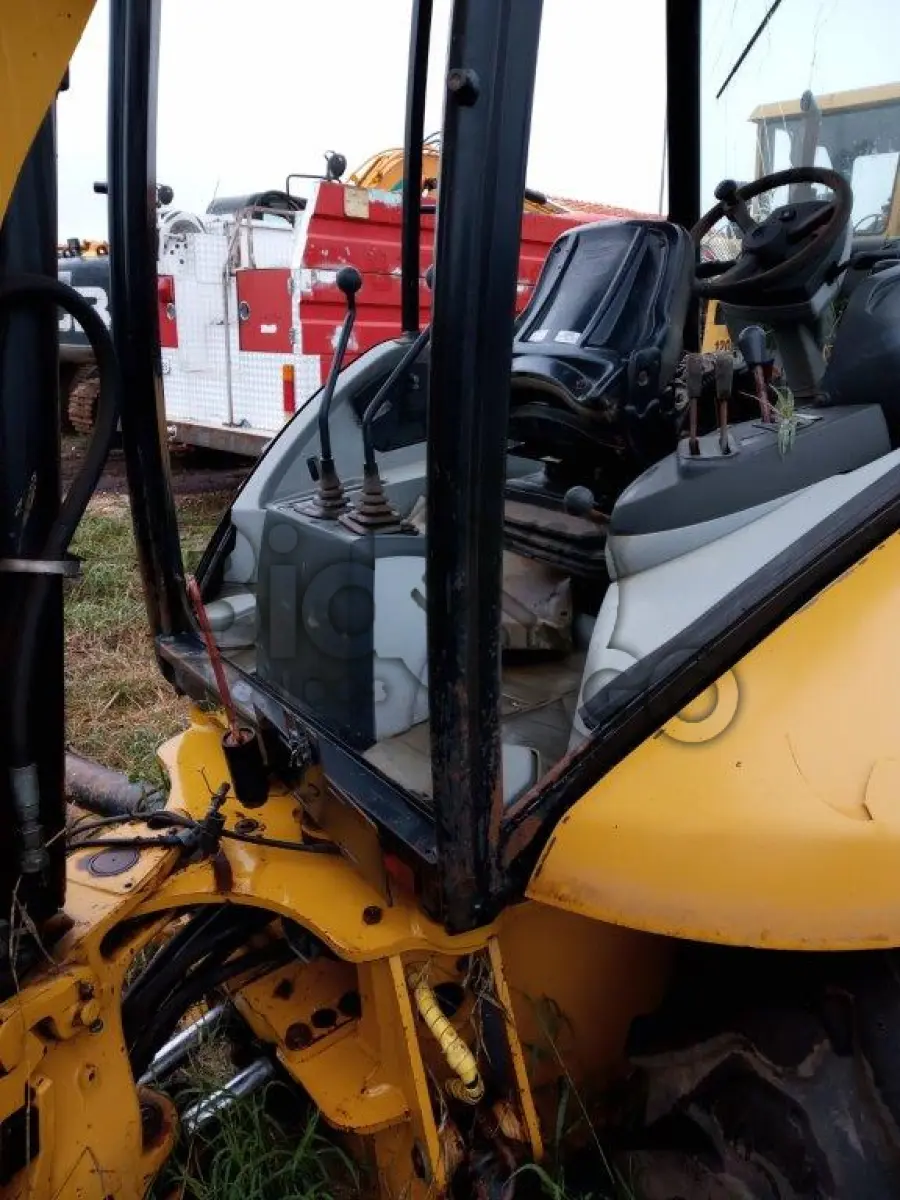 LOTE 016 - RETROESCAVADEIRA CATERPILLAR 416E