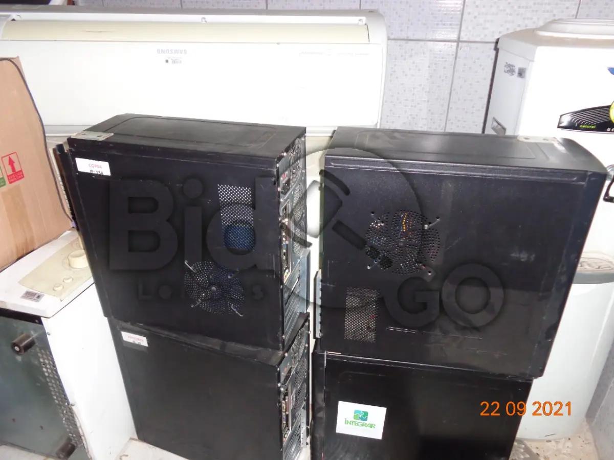 LOTE 021 - MOBILIÁRIO MISTO COM ELETRÔNICOS E SUCATAS DE METAL