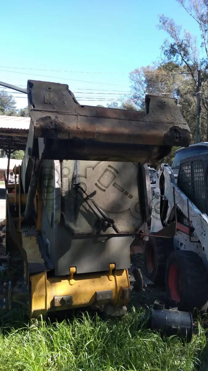 LOTE 012 - MINICARREGADEIRA VOLVO MC70C ANO: 2013