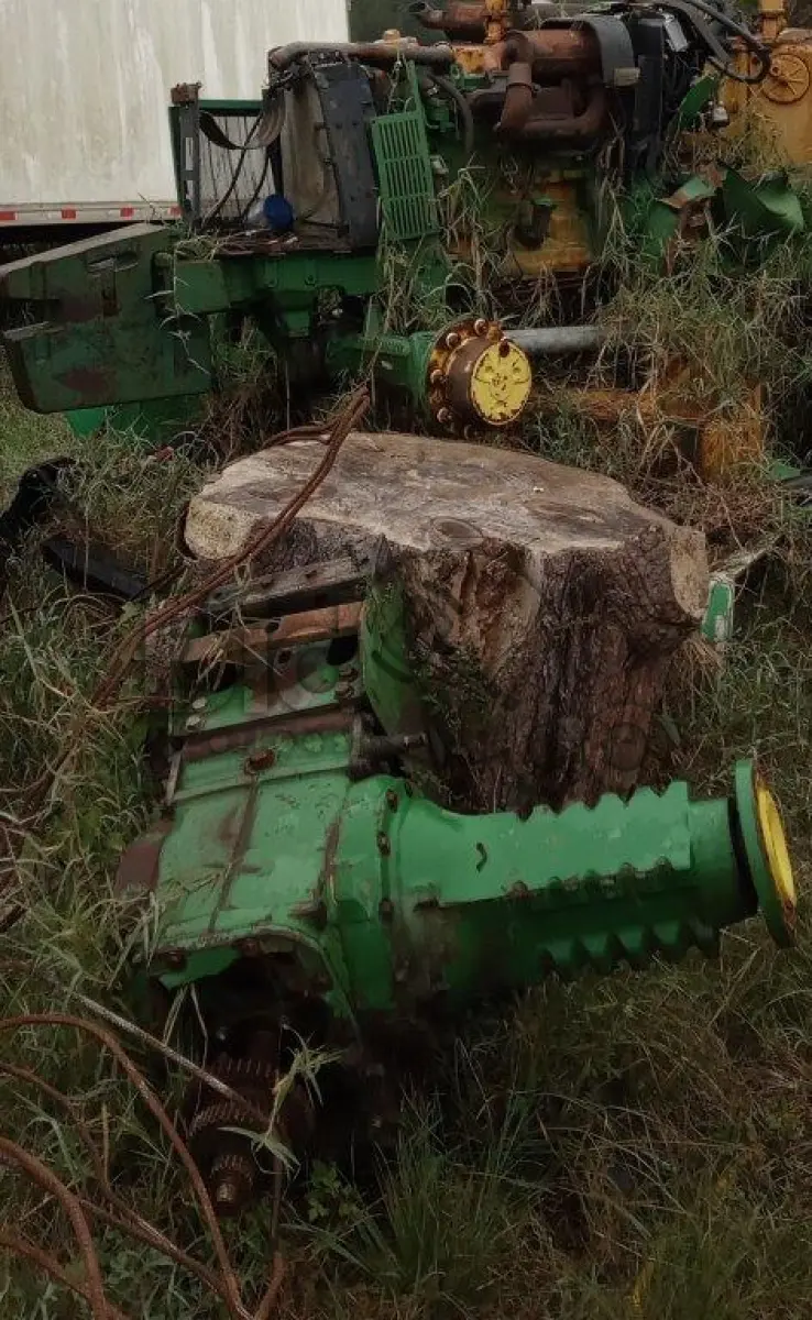 LOTE 009 - SUCATA DE TRATOR JOHN DEERE