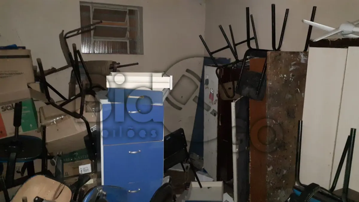 LOTE 021 - MOBILIÁRIO MISTO COM ELETRÔNICOS E SUCATAS DE METAL