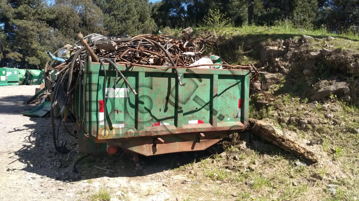 LOTE 028 - CAÇAMBA DE METAL