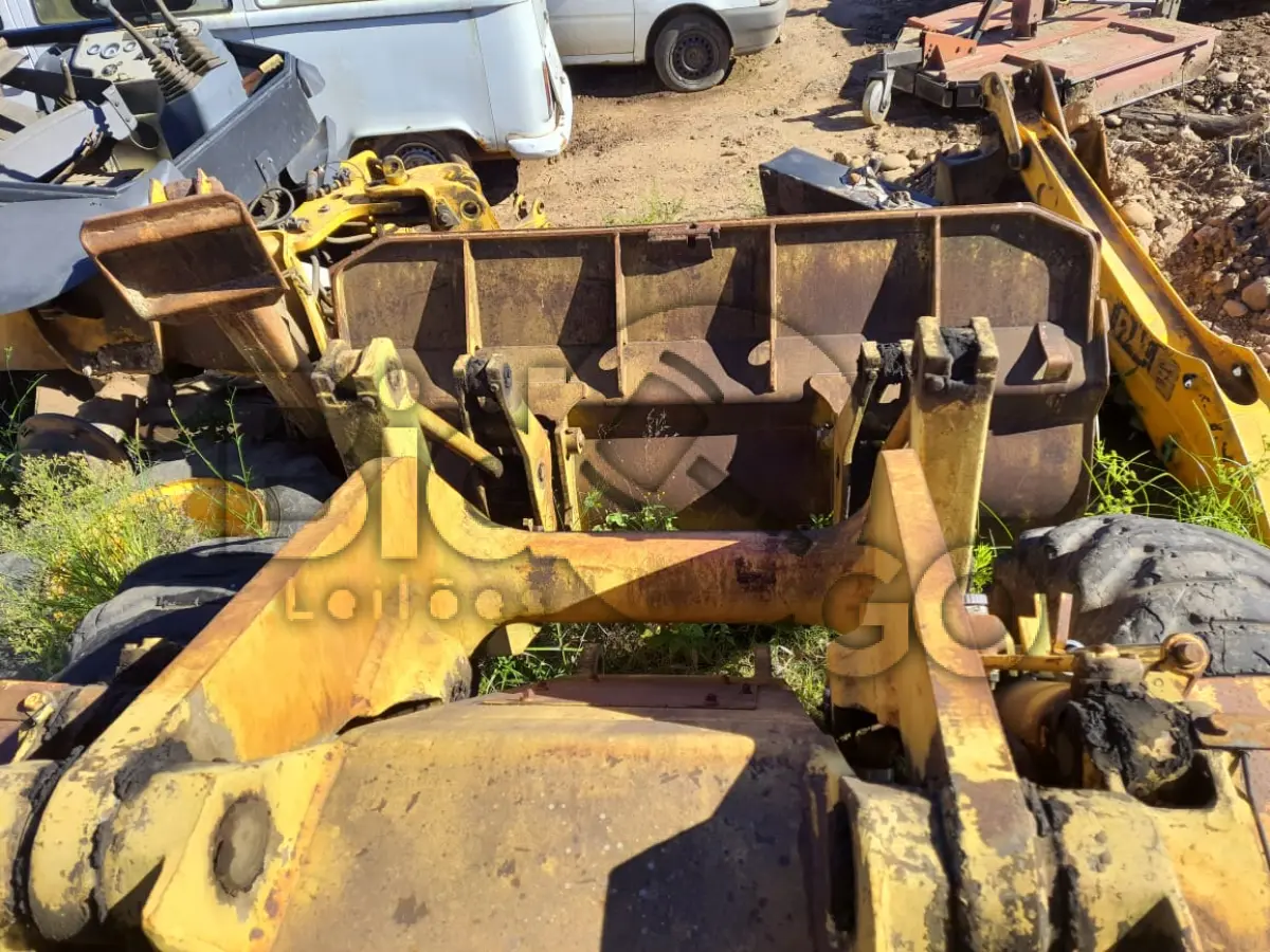 LOTE 002 - CARREGADEIRA CATERPILAR 930 R ANO MODELO 1988