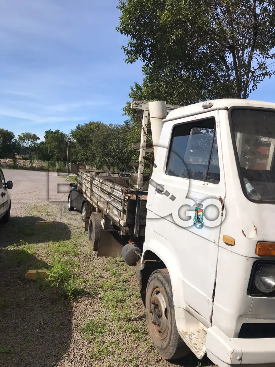LOTE 010 - Caminhão caçamba aberta modelo VW 690 Ano: 1984 Cor: Branca